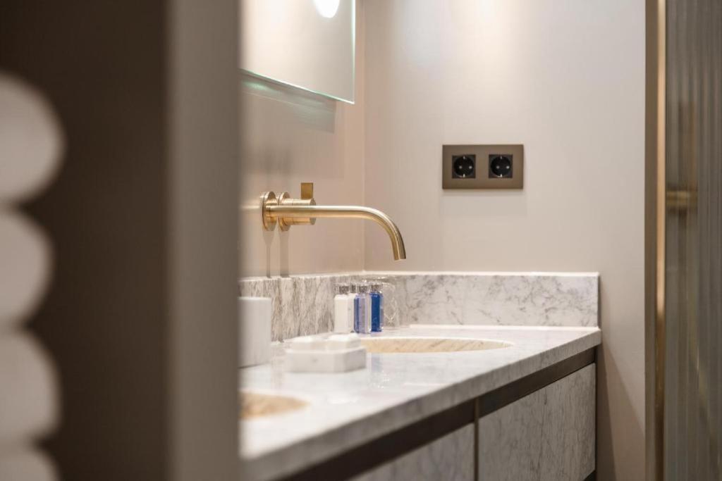 Hotel 717 Amsterdam Ngoại thất bức ảnh A bathroom at The Standard London