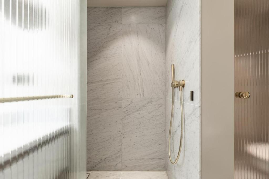 Hotel 717 Amsterdam Ngoại thất bức ảnh A shower