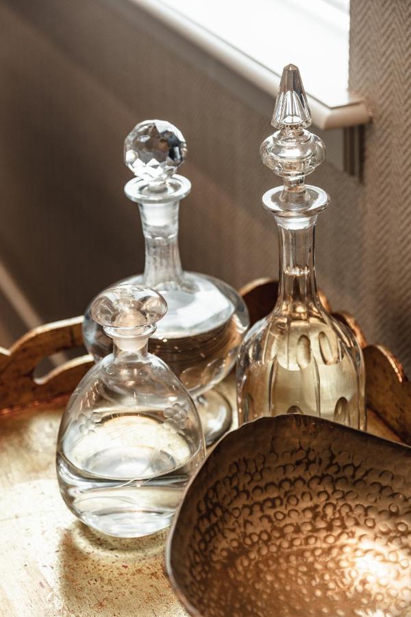 Hotel 717 Amsterdam Ngoại thất bức ảnh A selection of decanters