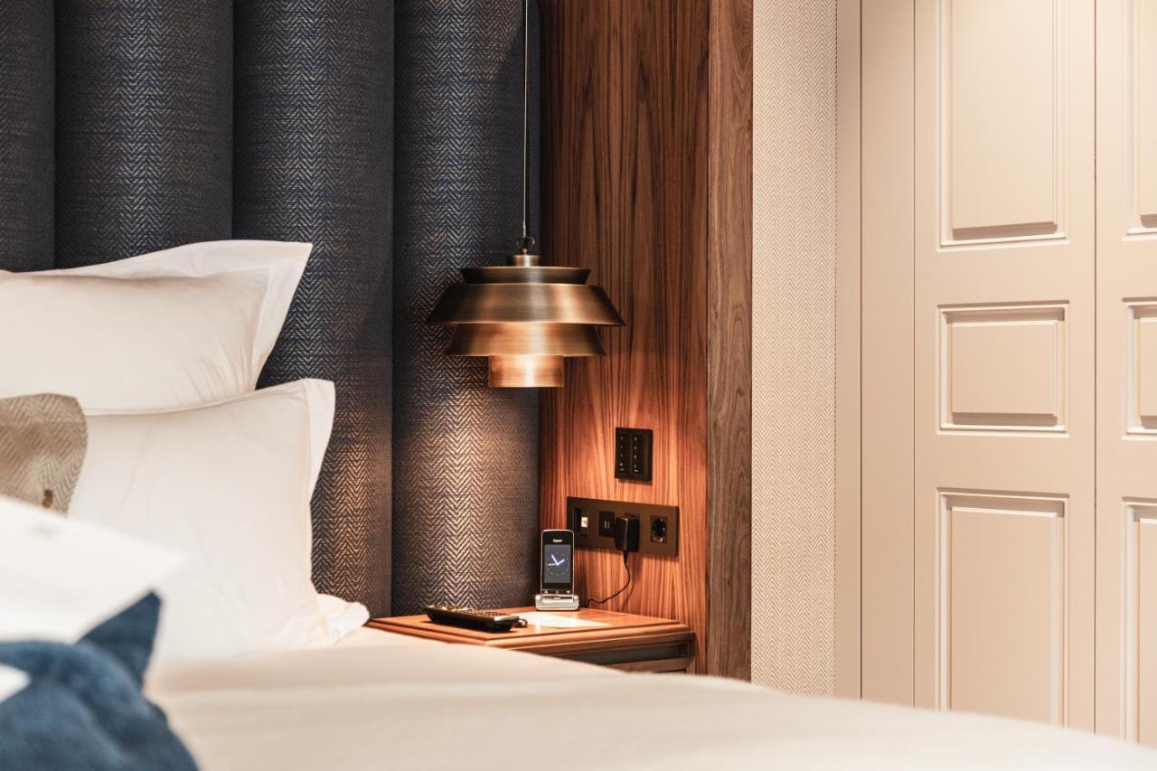 Hotel 717 Amsterdam Ngoại thất bức ảnh A bedside table with a built-in USB charger