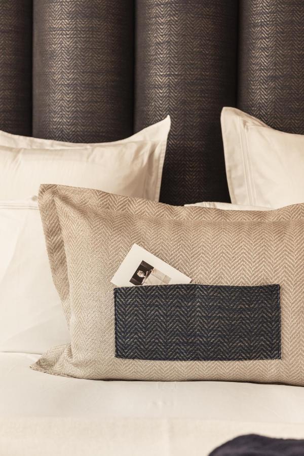 Hotel 717 Amsterdam Ngoại thất bức ảnh A pillow with a pocket