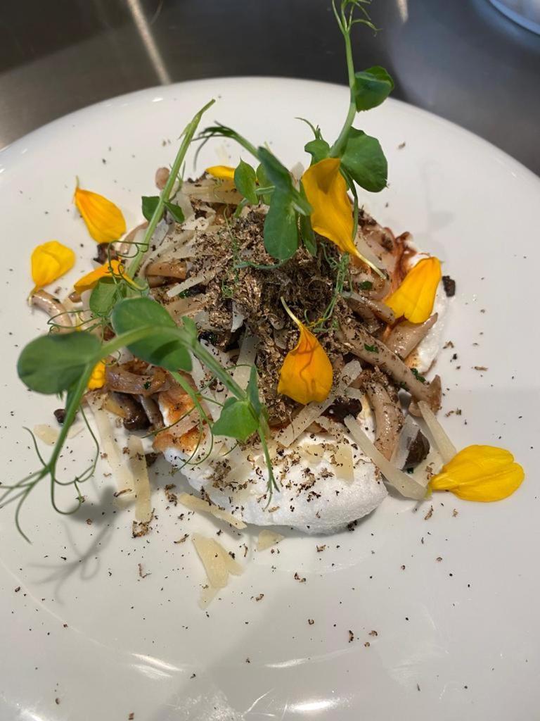 Hotel 717 Amsterdam Ngoại thất bức ảnh A dish of goat's cheese with honey and flowers