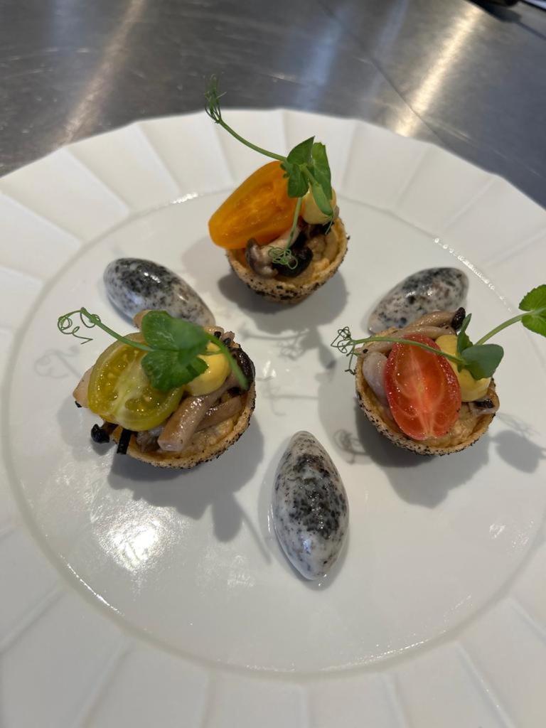 Hotel 717 Amsterdam Ngoại thất bức ảnh Quail egg canapés